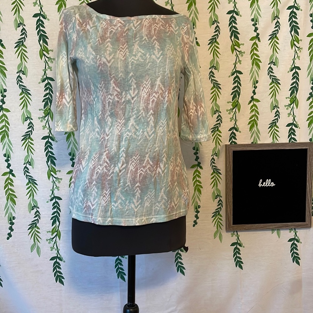 Size M BDG 3/4 sleeve shirt C1